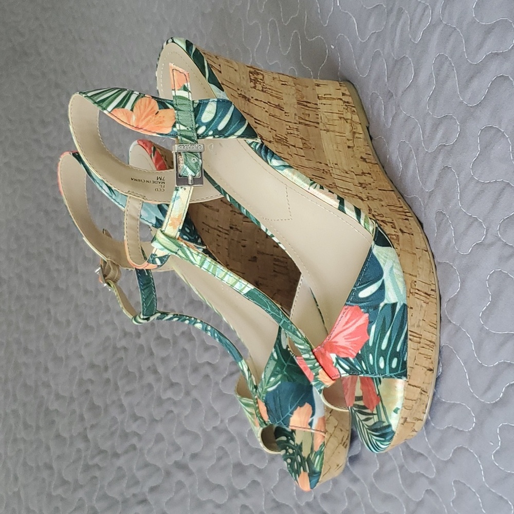 Charles by Charles David floral wedge, size 7